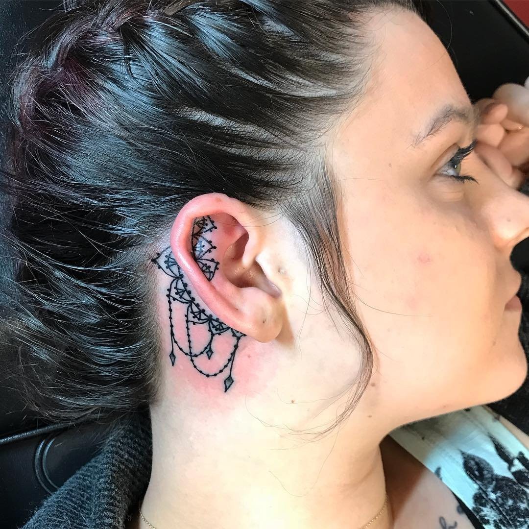 Татуировки за ухом