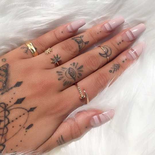 Татуировка кольца на пальце: значение, фото, стили